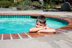 oudoor夏天活动概念有趣的健康假期男孩年游泳护目镜持有一边池热夏天一天