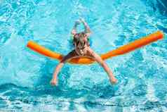 oudoor夏天活动概念有趣的健康假期快乐男孩年学习游泳面条池热夏天一天