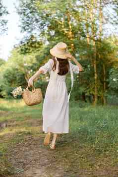 女人长夏天衣服走森林路径持有柳条他头手