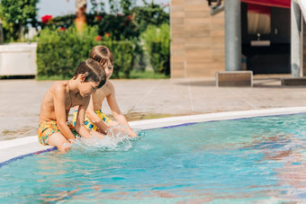 兄弟蔡尔兹笑玩游泳池阳光明媚的一天孩子们朋友男孩让人耳目一新热天气活跃的假期健康的生活方式快乐夏天