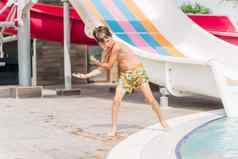 孩子跳潜水游泳池阳光明媚的一天孩子男孩让人耳目一新玩热天气活跃的假期健康的生活方式快乐夏天