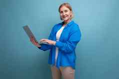 成功的成人业务女人学习职业远程移动PC蓝色的背景复制空间