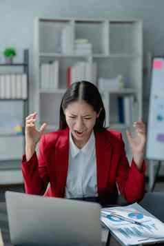 肖像业务老板女人电脑金融语句焦虑表达式扩大市场增加能力投资业务