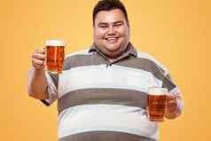 年轻的脂肪男人。啤酒节喝啤酒黄色的背景