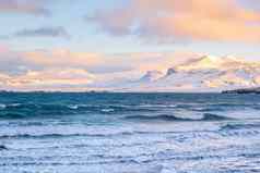 日出毛茸茸的云狂风暴雨的海雪山冰岛景观北欧洲国家大西洋海洋海岸冰岛峡湾