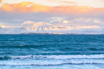 日出毛茸茸的云狂风暴雨的海雪山冰岛景观<strong>北欧</strong>洲国家大西洋海洋海岸冰岛峡湾