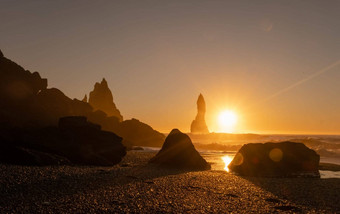 风景优美的黑色的沙子海滩冰岛日落火山悬崖之边或面惊人的海洋海岸不寻常的<strong>纯</strong>自然著名的<strong>旅游</strong>位置维克旅行冰岛
