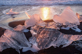 <strong>纯</strong>冰闪亮的黑色的火山沙子日落冰山冰川太阳射线清晰的冰海洋波著名的<strong>旅游</strong>位置北欧洲国家旅行目的地钻石海滩