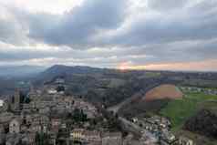 空中视图卡斯特拉夸托中世纪的村艾米利亚罗马涅大区意大利