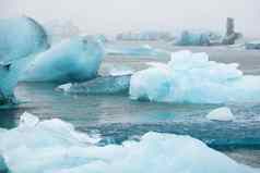 蓝色的冰山海洋水冰川冰漂移平静水纯冰块融化冰川冰冷的冬天景观多雾的天气冰岛