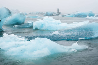 蓝色的冰山海洋水冰川冰漂移平静水纯冰块融化冰川冰冷的冬天景观多雾的天气冰岛