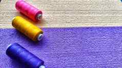 摘要背景纹理框架米色淡紫色紫色的天鹅绒纸颜色粉红色的黄色的蓝色的线轴线程复制空间