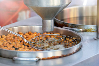 过程烹饪lokma烹饪厨师lokma深油炸锅工业生产受欢迎的中间东部甜点使油炸面团球甜甜圈