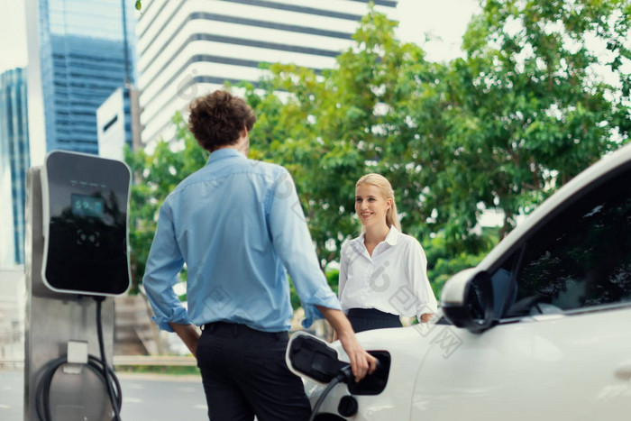 进步商人女商人充电点车