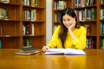 肖像有吸引力的年轻的女人阅读书准<strong>备考</strong>试图书馆人知识教育概念