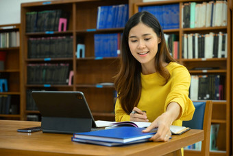 拍摄视图聪明的亚洲女<strong>学生学习</strong>在线数字平板电脑讲座教育技术概念