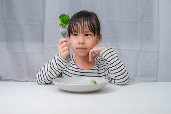 孩子们爱吃<strong>蔬菜可爱</strong>的亚洲女孩吃健康的<strong>蔬菜</strong>餐营养健康的吃习惯孩子们
