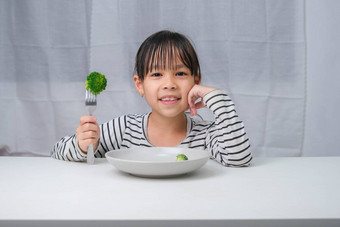 孩子们爱吃蔬菜可爱的亚洲女孩吃健康的蔬菜餐营养健康的吃习惯孩子们