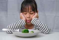 孩子们吃蔬菜可爱的亚洲女孩拒绝吃健康的蔬菜营养健康的吃习惯孩子们