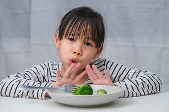 孩子们吃蔬菜可爱的亚洲女孩拒绝吃<strong>健康</strong>的蔬菜营养<strong>健康</strong>的吃<strong>习惯</strong>孩子们