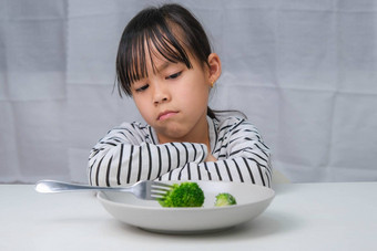 孩子们吃蔬菜可爱的亚洲女孩拒绝吃<strong>健康</strong>的蔬菜营养<strong>健康</strong>的吃<strong>习惯</strong>孩子们