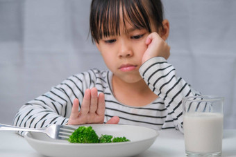 孩子们吃蔬菜可爱的亚洲女孩拒绝吃<strong>健康</strong>的蔬菜营养<strong>健康</strong>的吃<strong>习惯</strong>孩子们