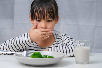 孩子们吃蔬菜可爱的亚洲女孩拒绝吃健康的蔬菜营养健康的吃习惯孩子们