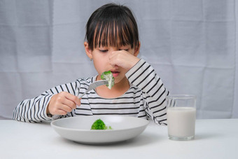 孩子们吃蔬菜可爱的亚洲女孩拒绝吃健康的蔬菜营养健康的吃习惯孩子们