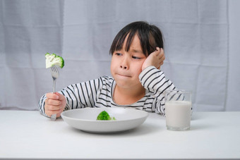 孩子们吃蔬菜可爱的亚洲女孩拒绝吃健康的蔬菜营养健康的吃习惯孩子们