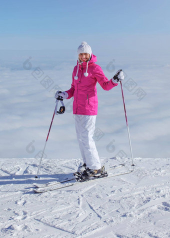 女人粉红色的夹克滑雪波兰人滑雪板站边<strong>缘</strong>山云回<strong>来</strong>微笑