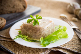 煮熟的鸡肉熏衣草肉明胶肉汤板