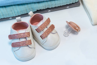 婴儿女孩粉红色的鞋子新生儿婴儿配件白色表面婴儿概念