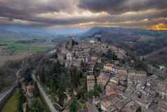 空中视图卡斯特拉夸托中世纪的村艾米利亚罗马涅大区意大利