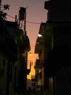 灯笼发光狭窄的街小镇背景日落