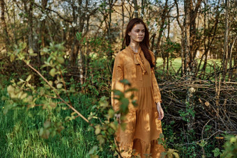 女人长头发走阴影树穿着长橙色衣服享受天气周末检查树主题隐私自然