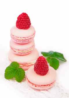 法国通心粉蛋糕粉红色的树莓macaron饼干孤立的白色背景