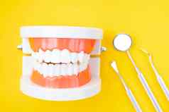 假牙模型仪器牙科黄色的背景