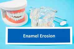 牙齿模型搪瓷侵蚀牙科疾病工具牙科蓝色的背景