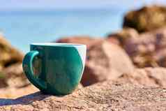 绿色陶瓷杯咖啡茶饮料海岸岩石海湾