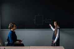 高加索人女孩答案问题女老师黑板上