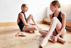 职业生涯芭蕾舞开始年轻的女孩把芭蕾舞拖鞋跳舞工作室