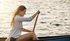 爱感觉划船美丽的年轻的女人划船船湖