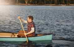 生活生活行时间年轻的男人。划船船湖