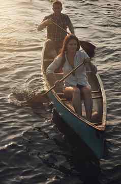 有趣的湖旅程年轻的夫妇划船船湖
