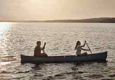 划船船达到目的地年轻的夫妇划船船湖