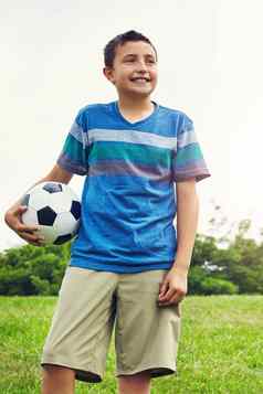 足球明星使年轻的男孩游戏足球公园