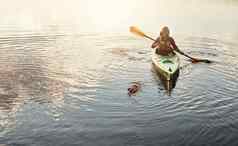 燃烧无聊卡路里有吸引力的年轻的女人独木舟骑湖