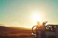 你骑好情绪喜欢冒险的骑自行车的人准备好了探索山小道夏天