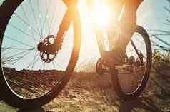 忘记玻璃拖鞋穿骑自行车鞋子喜欢冒险的女人骑自行车农村