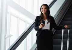 业务任务女商人旅行自动扶梯机场